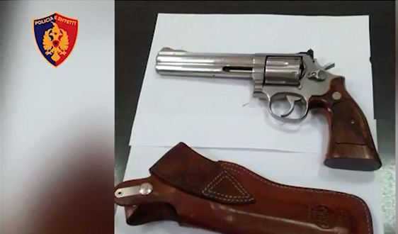 Plagosi 18 vjeçarin me pistoletë, bie në pranga i riu nga Fushë Kruja