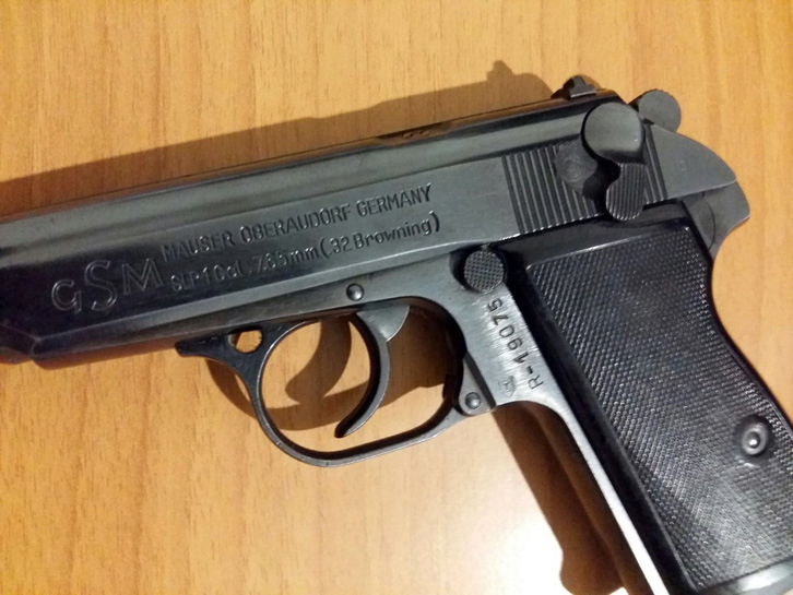 ELBASAN/I futet në shtëpi dhe qëllon me pistoletë