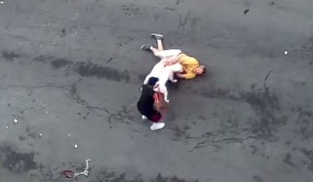 VIDEO/Ja si kafshojnë dy pitbullë një njeri në rrugë