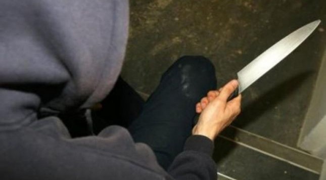 Tiranë, grindet me shokun e plagos me thikë