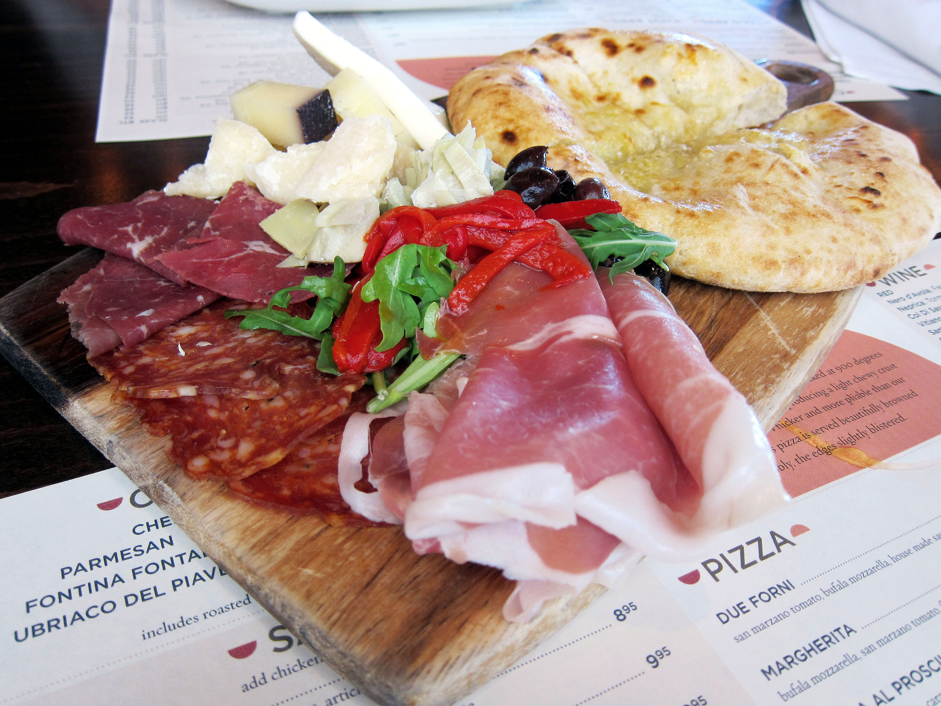 FOTO/ Kriza, shqiptarët gjejnë zgjidhjen, zëvendësojnë mishin me brumëra