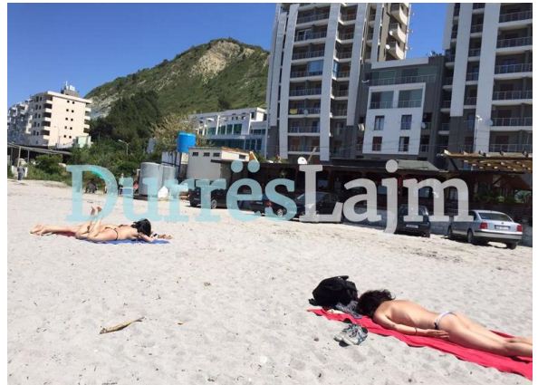 FOTO GALERI/ Ngrohet koha femrat zhvishen topless në Durrës