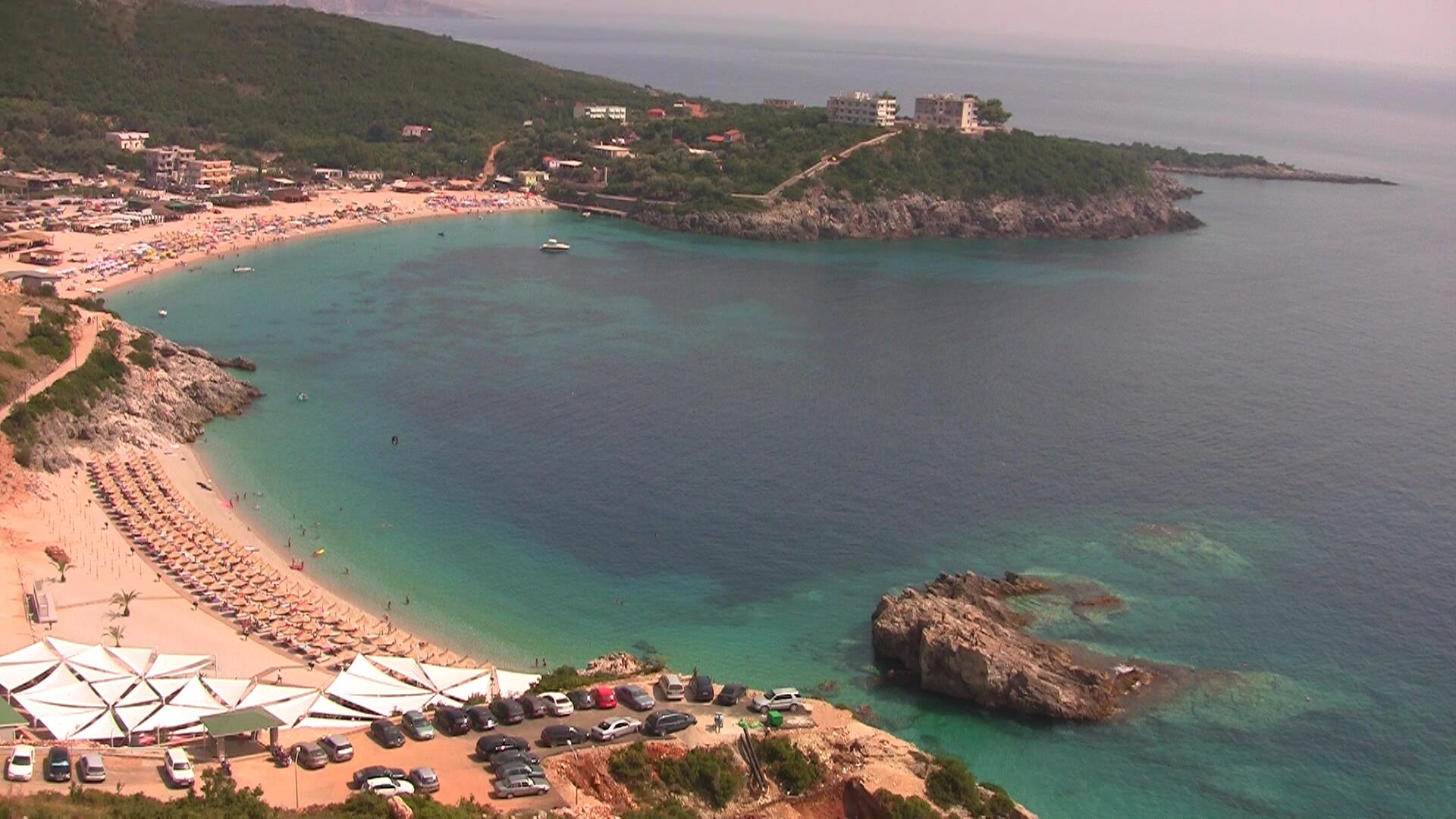 Sa kushtojnë pushimet në plazhet shqiptare! Më shtrenjtë në Himarë, më lirë në Shëngjin