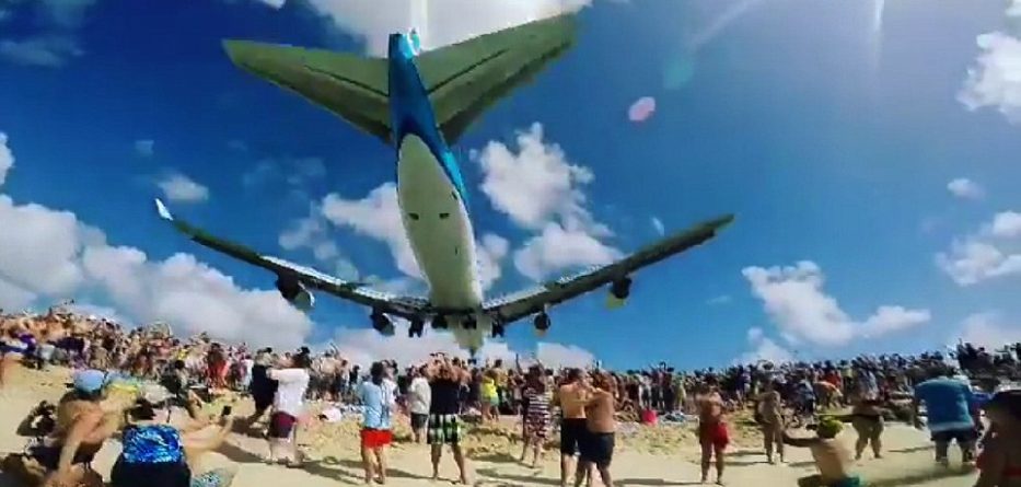 SUPER-VIDEO/ Plazhi ku avioni të kalon mbi kokë!!