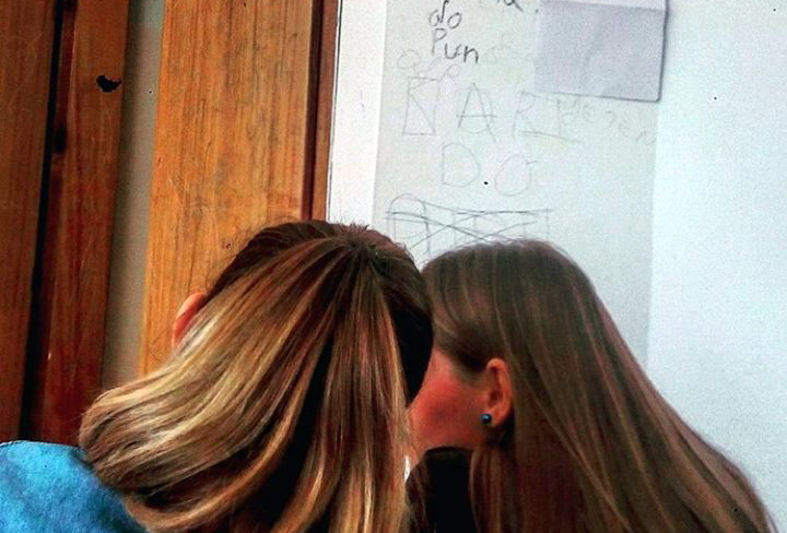 FOTO “MESAZH”/ Një mënyrë “motivuese” nga studentët e Elbasanit