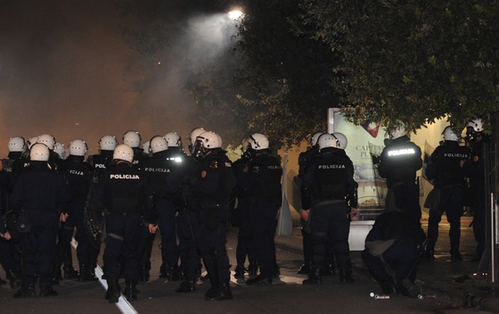 Podgoricë, protesta të dhunshme mes policisë dhe opozitës