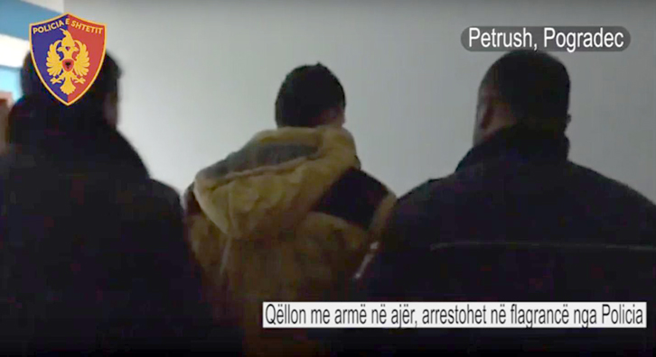VIDEO/Pogradec, terrorizon me të shtëna arme arrestohet 21-vjeçari