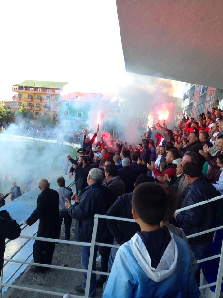 Pogradec, rrahje mes tifozëve në fushën e  futbollit pas ndeshjes Pogradeci-Luftëtari