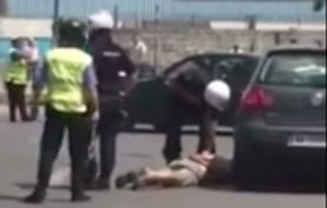 VIDEO/ Skandal, Policia e Tiranës mban të shtrirë për tokë një të prangosur për rreth 30 minuta