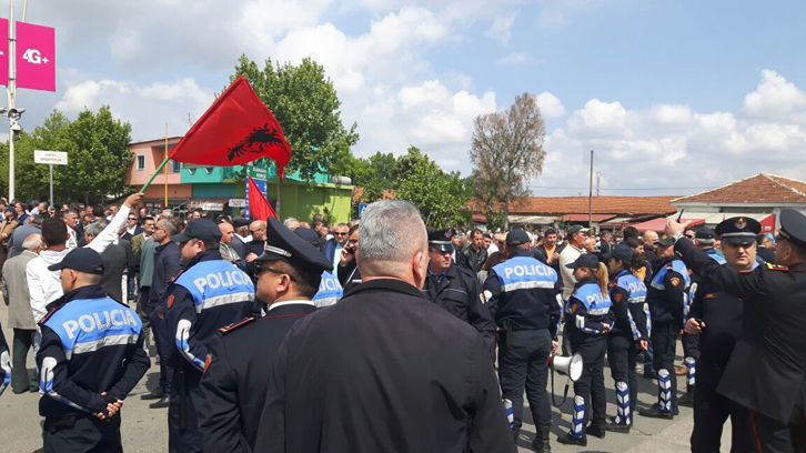 Protesta në Fier, qytetarët bllokojnë rrugën, provokohen nga Policia