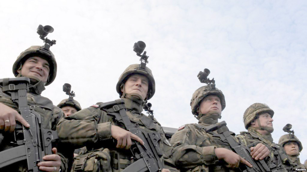 Polakët përgatiten për luftë, stërvitje ushtarake edhe deputetët