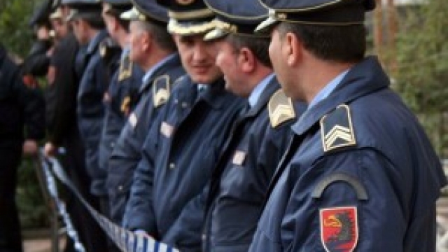 EMRI/ Polici qëllon veten me pistoletën e shërbimit