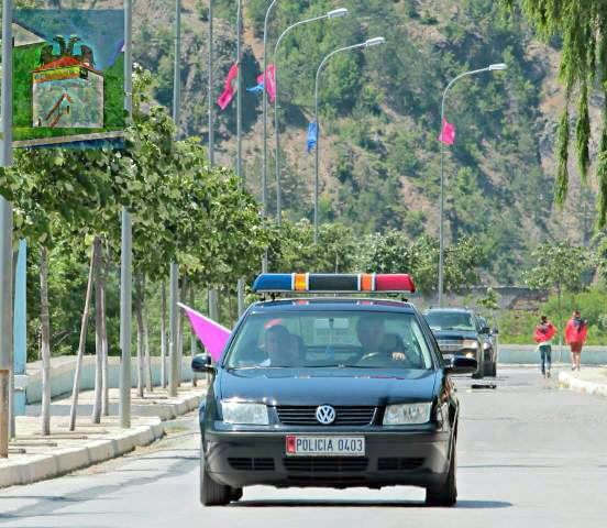 FOTO LAJM/ Policia “në drejtimin e duhur”… dhe me flamurin e “Rilindjes”