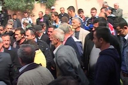 Poliçan, 100 ish-punonjës të uzinës së armëve në protestë: Duam ndihmë ekonomike