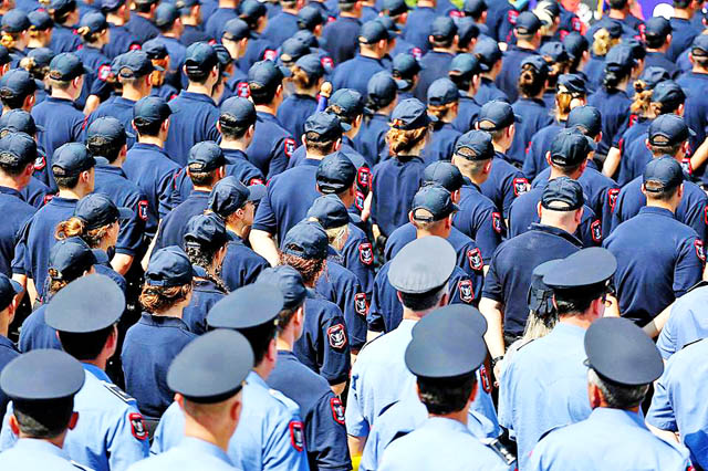 Policia shndërrohet në “ndërmarrje tregtare”, policët blejnë vetë uniformat blu