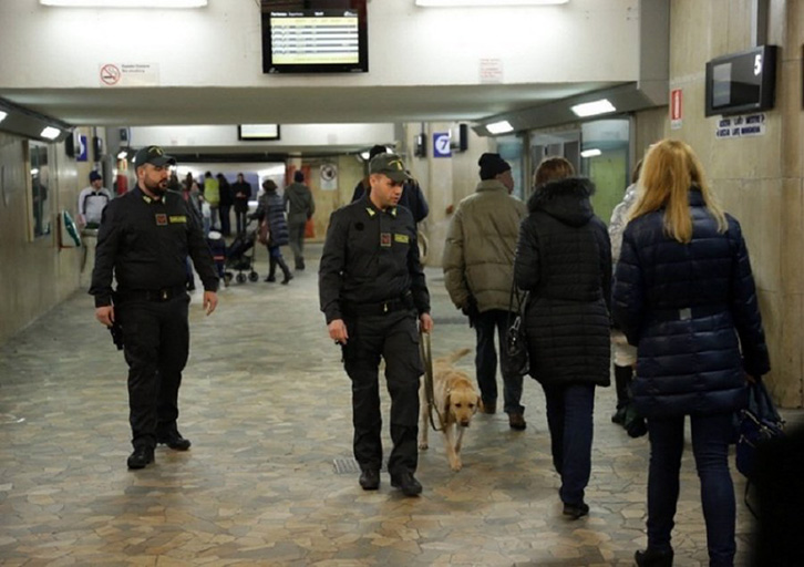 Itali, qeni nuhat në aeroport, “turistin” shqiptar me 70 mijë euro kokainë