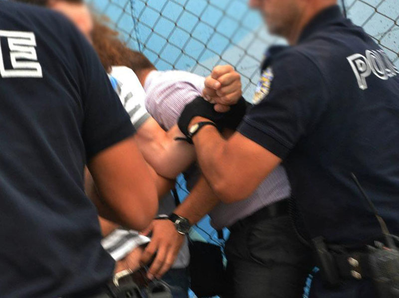 Arrestohet në Peqin, “përshëndeti” fqinjin me eksploziv në oboor