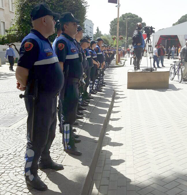 PROTESTA/ Antiterrori vazhdon terrorin, shoqëron këshilltarin e huaj të PD-së