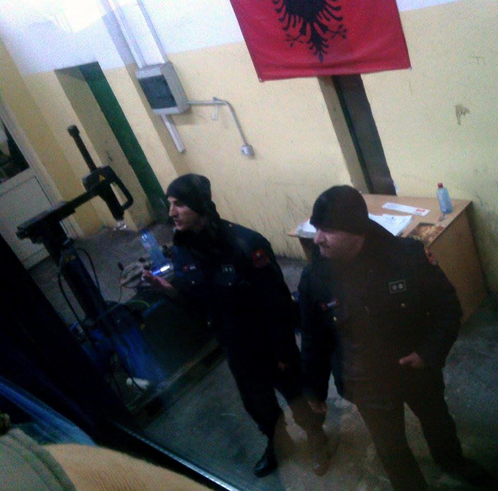 FOTO DENONCUES/ Dy policët e Qafë Thanës me dy standarde, maja e ajsbergu të korrupsionit të policisë në kufi