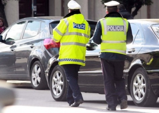 Polici pa patentë bën aksident në Tiranë, arrestohet nga kolegët e tij