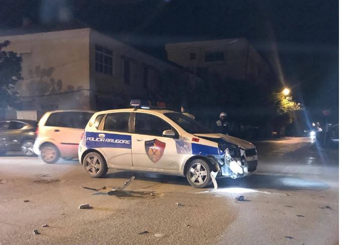 Makina e policisë bëhet copë në Vlorë, te tjetra nëna me fëmijën