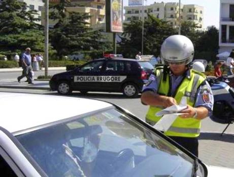 I orfon 2000 lekë ryshfet policit, arrestohet 41-vjeçari