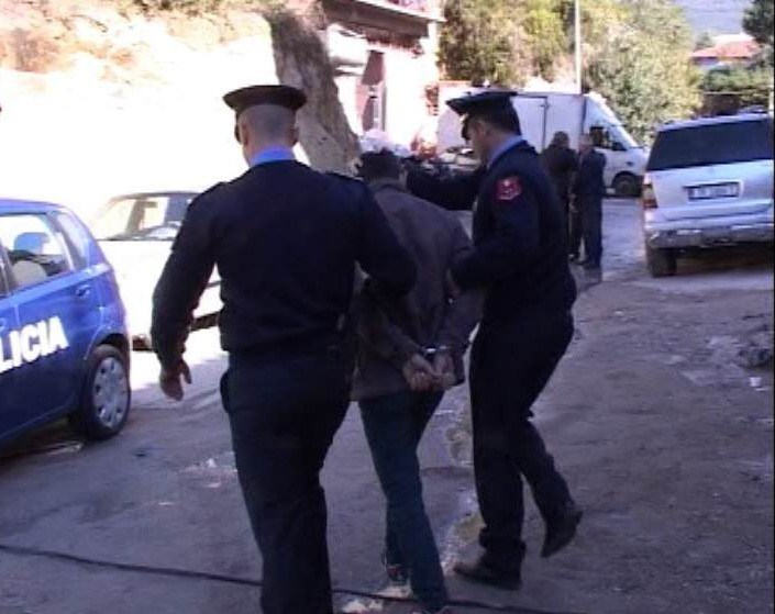 Fier, policia parandalon një krim në familje