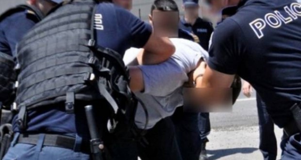 Përplasje me armë mes policisë dhe dy makinave në Vlorë