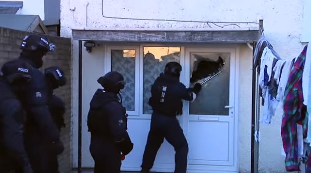 VIDEO/Aksioni për arrestimin e trafikantëve shqiptarë në Uells