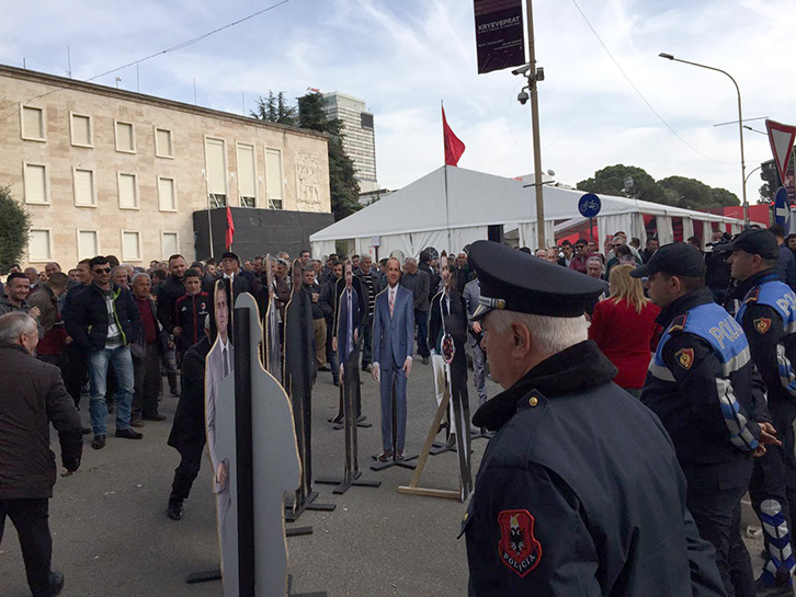 FOTO LAJM/ Protestuesit “ia zënë kafen në fyt” kryeministrit, Policia në hall të madh