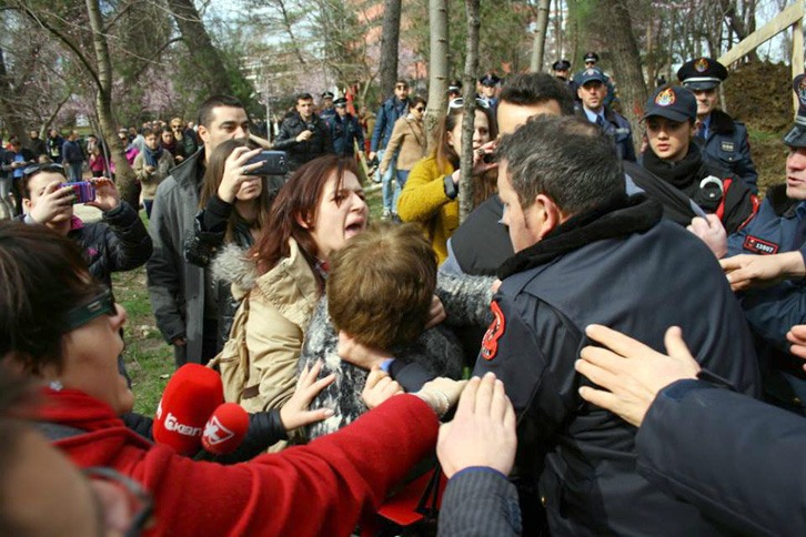 VIDEO SKANDAL/ Polici qëllon me shuplakë dhe tërheq prej flokësh një grua protestuese te Liqeni