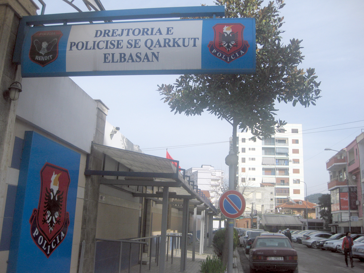 Elbasan, procedim penal në gjendje të lirë për 19-vjeçarin që kërcënoi me armë