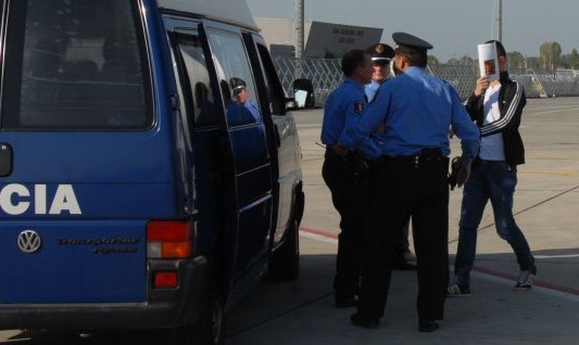 Fier, pranga 4 të rinjëve, iu gjetën armë pa leje dhe fishekë në automjet