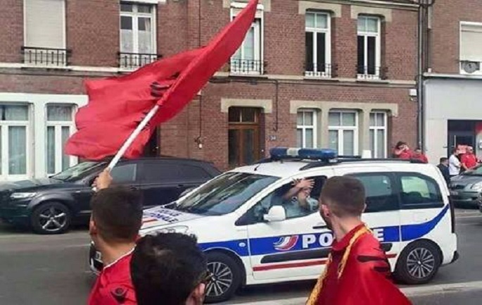 FOTO LAJM/ Policia franceze tifoze me Shqipërinë
