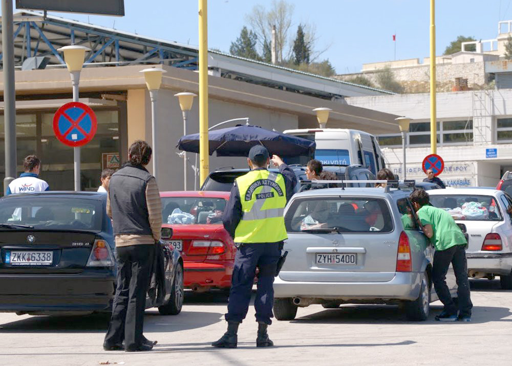 Kriza, grekja tenton të fusë 23 mijë euro fshehurazi, për t’i depozituar në bankat shqiptare