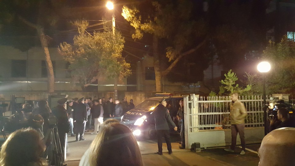 Plumba mbi ndërtuesin te Komuna e Parisit