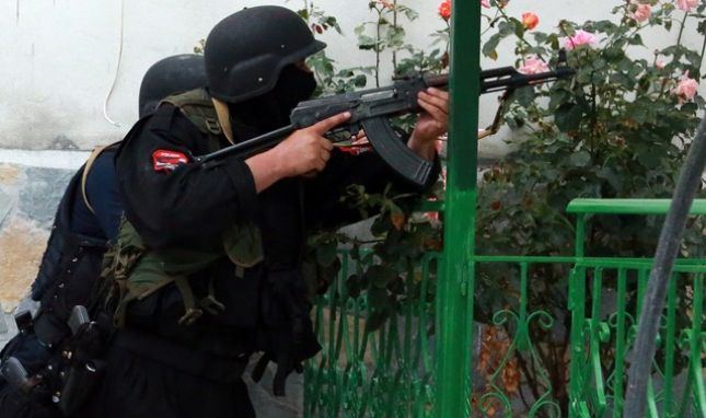 LAZARAT/ Policia fillon ndërhyrjen në fshat, kontrollohen shtëpitë e para