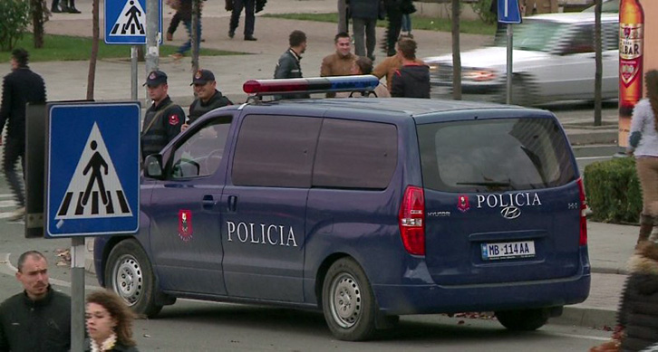 Mashtrimi me mbrojtjen e Mynyr Konit, asnjë polic te pallati dhe te dera e shtëpisë