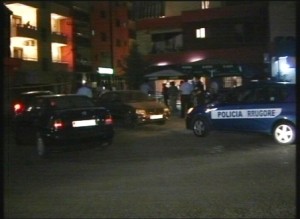 VIDEO/Policia, sherr te Komuna e Parisit me dy te rinj, arrestohen