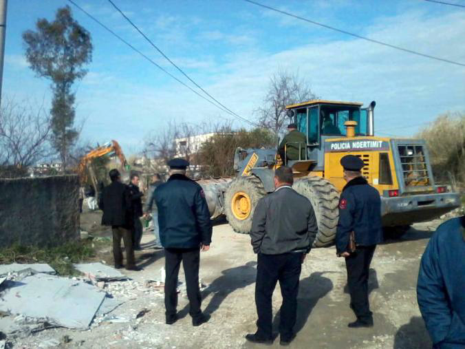 Lushnje, aksioni i IKMT-së, banorët përplasen me policinë