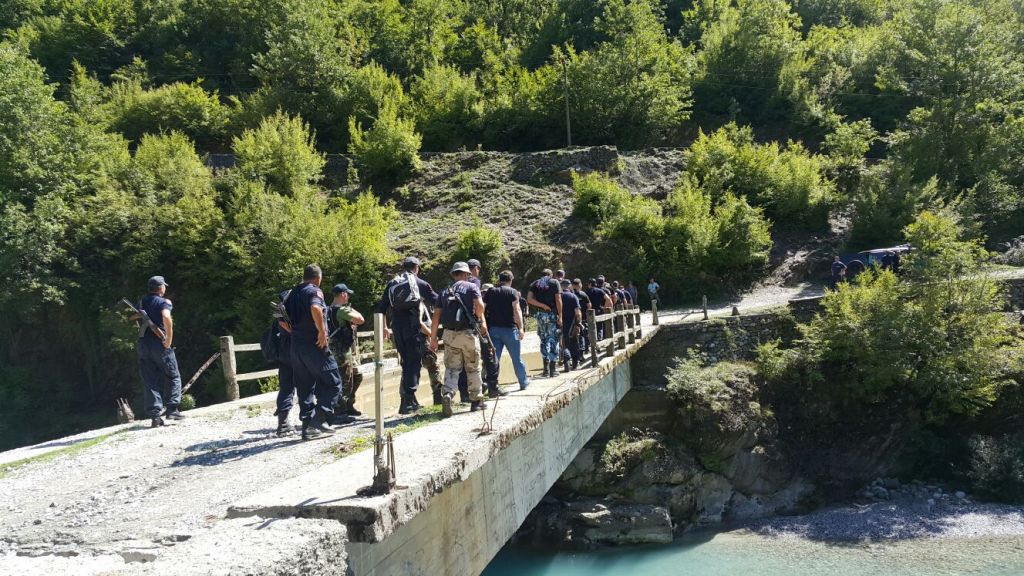 Gazetari i kronikës tallet me policinë: “Çunat” po bëjnë ndarjen e territorit