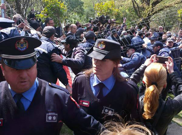 EMRAT/ Protesta e djeshme, kundërpërgjigjet policia, kallëzon penalisht 9 deputetë të opozitës