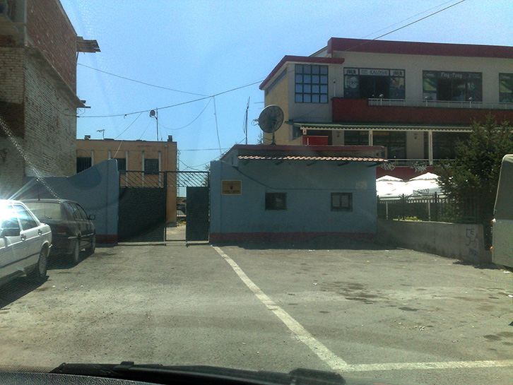 Fushë Krujë, sulmohet me armë një banesë në mesnatë, asnjë gjurmë autorësh