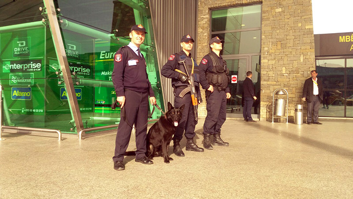 Rinas, sfidohen masat e sigurisë, persona të armatosur dhe me maska grabisin paratë ndërsa do të transferoheshin me avion