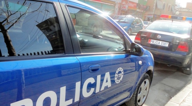 Vëllezërit gurë mbi Policinë, një në pranga një në kërkim
