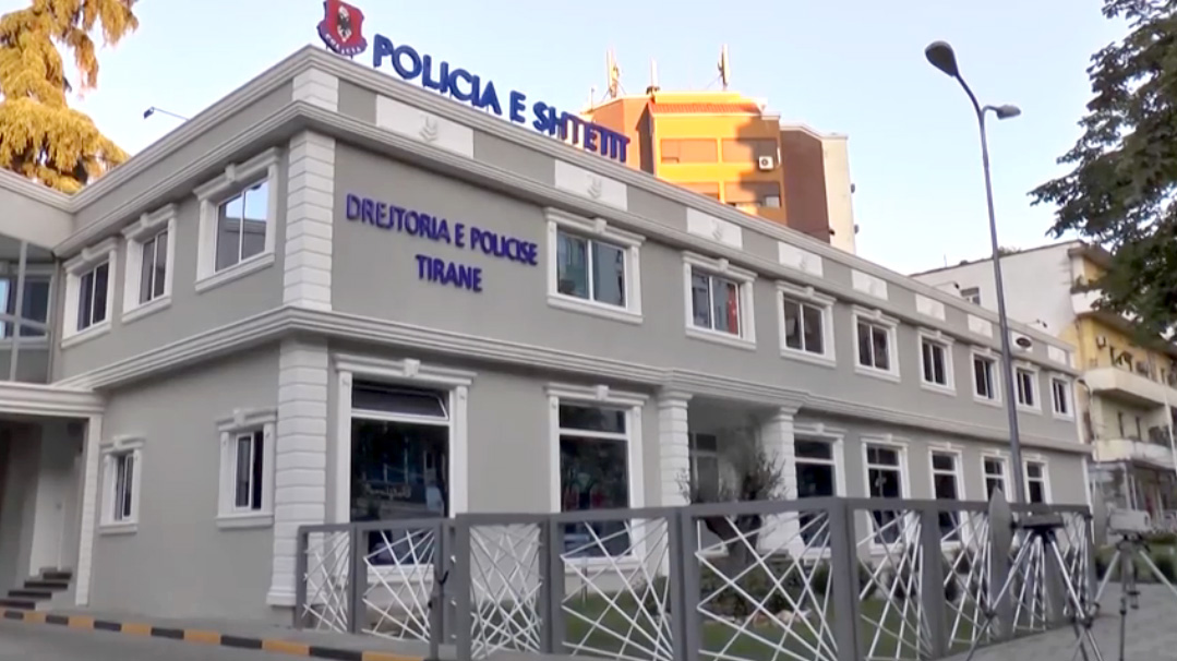 Tiranë, plagoset me kaçavidë një polic i komisariatit nr. 3