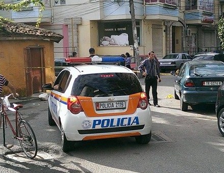 Tiranë, i riu nga Puka qëllon me armë mbi patrullën “Shqiponja”, prangoset pas dështimit të një tentative grabitje