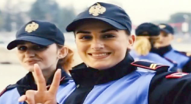 Oficerja ngre dy gishtat lartë në videon e Policisë, Saimir Tahiri i zemëruar e merr në telefon