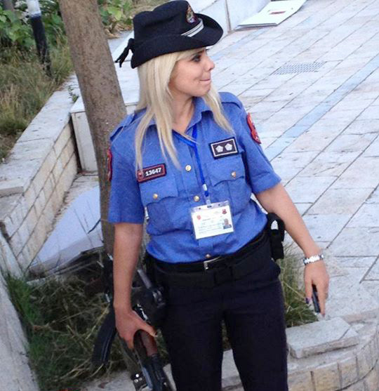 FOTO LAJM/ Një police seksi me kallashnikov…, për të garantuar zgjedhjet