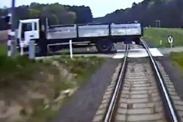 VIDEO/ Makinisti shpëton pasagjerët nga përplasja e pashmangshme e trenit me kamionin